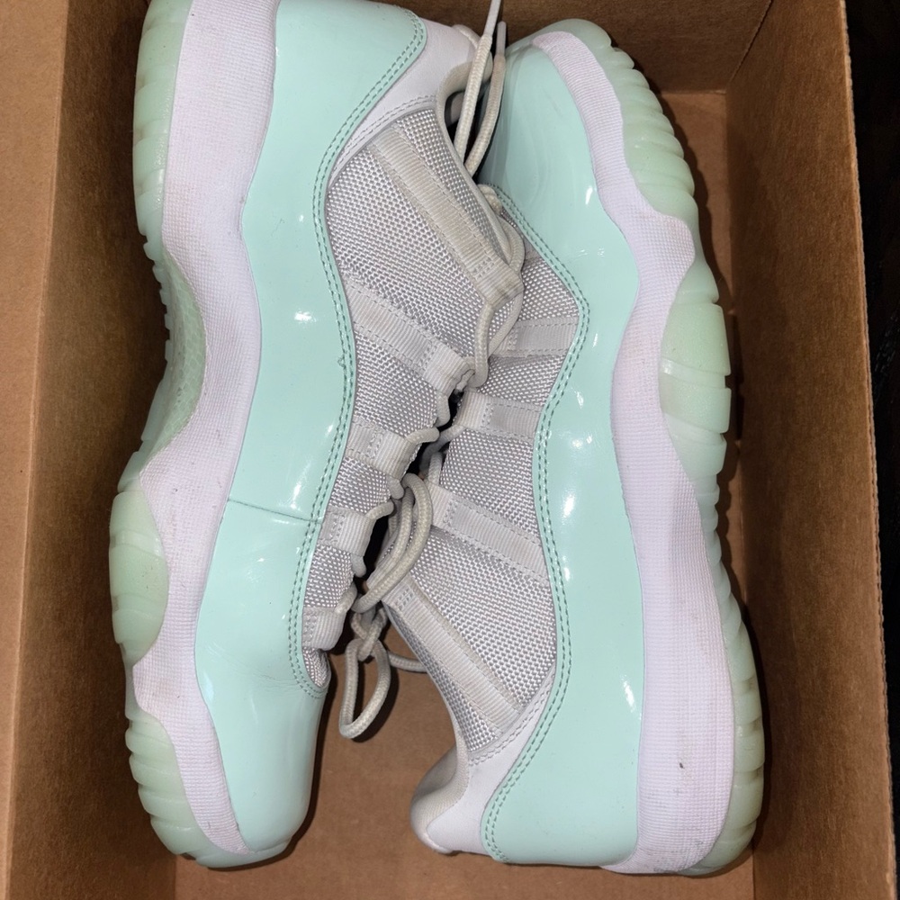 Jordan 11 Retro Low
Igloo (Women's)